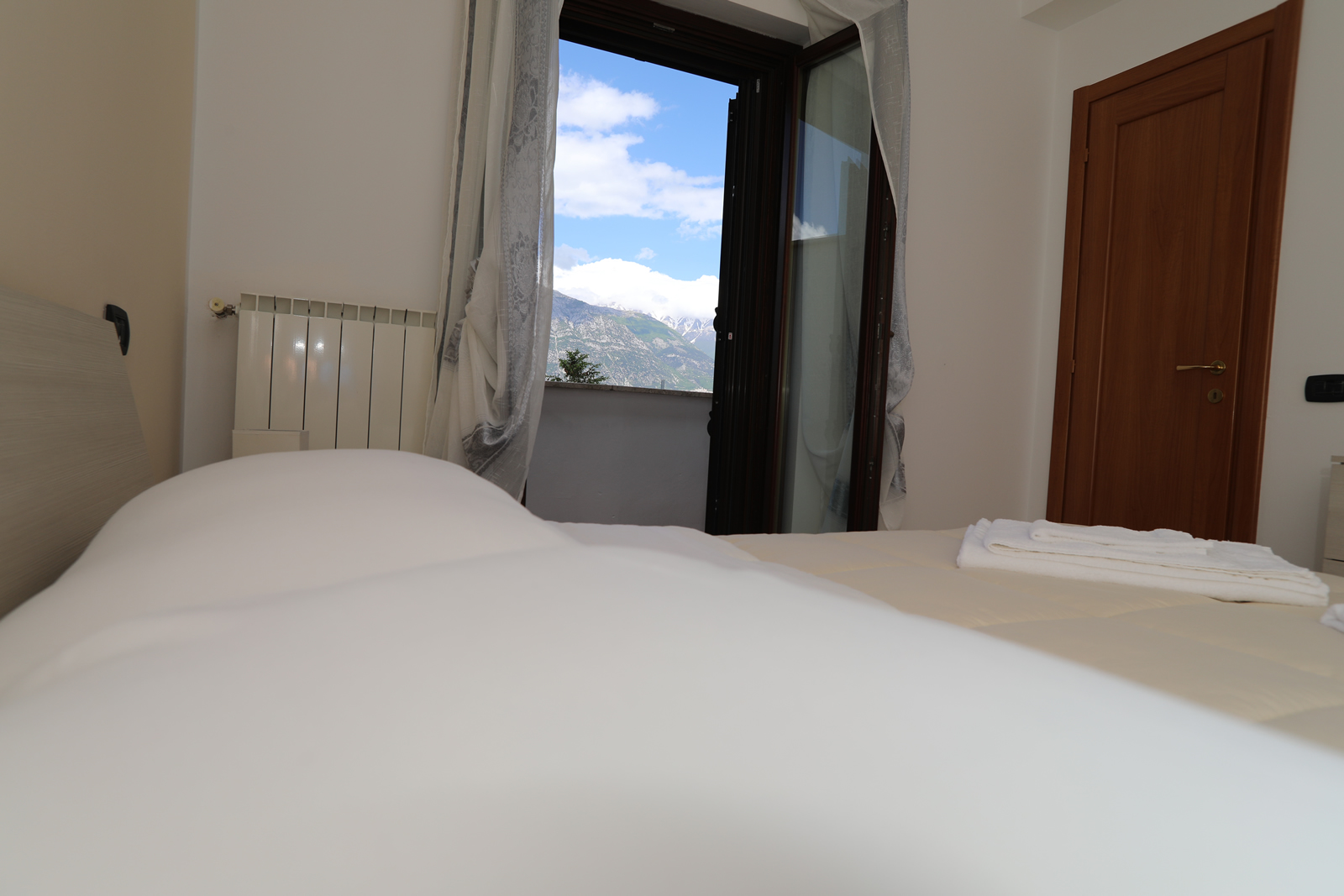 Camera Plaja - Vista montagne dal letto